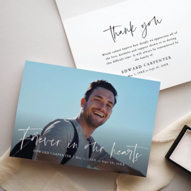 Cartão De Agradecimento Para sempre em nosso Memorial Funeral (Modern script forever in our hearts folded photo memorial thank you card.)