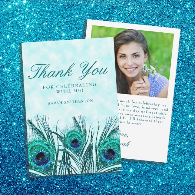 Cartão De Agradecimento Penas de Pavão Azul-Teal Doce 16 Foto (Teal and blue glitter peacock feathers Sweet 16 Thank You photo card. )