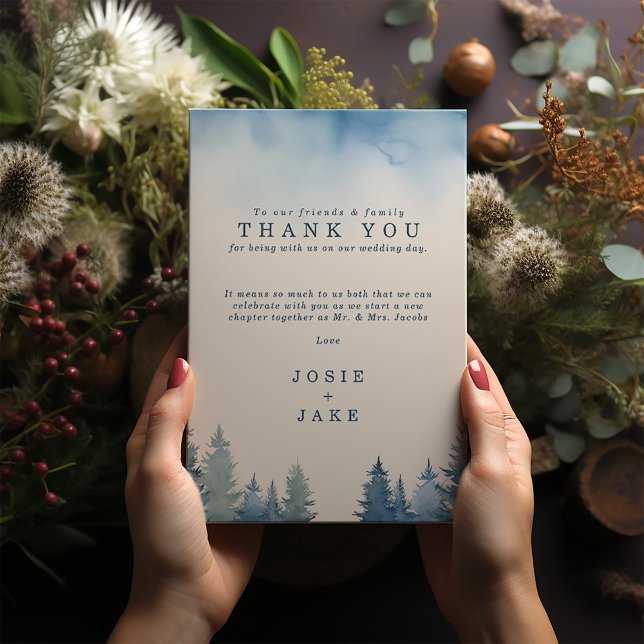 Cartão De Agradecimento Pinheiros suaves de inverno mesa de casamento obri (Blue pine trees wedding thank you cards with personal message and bride and groom names.)