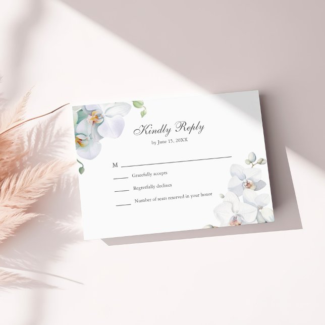 Cartão De Agradecimento Placa RSVP de Casamento de Orquídeas Brancas Moder (Modern Elegant White Orchids Wedding RSVP Card on a sunny white table with dry flowers.)