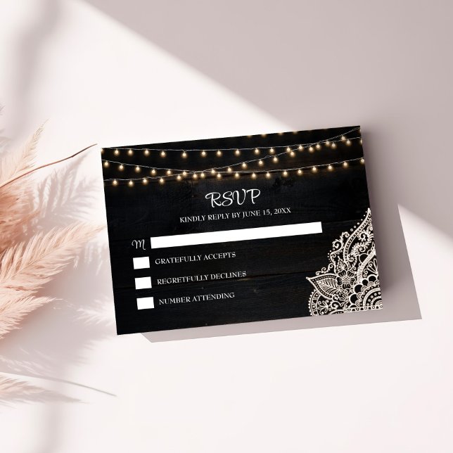 Cartão De Agradecimento Placa RSVP de Elegância Rústica Branca e Negra (Black and White Rustic Elegance RSVP Card on a sunny table.)