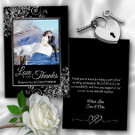 Cartão De Agradecimento Posh Black com Silver Curls Foto e Casamento de No<br><div class="desc">Este belo casamento preto e cinza colorido agradece as cartas que mostram sua foto em um falso quadro prateado rodeado por ornamentados prateados e espirros. A legenda é escrita em letras elegantes e lê: Amor e Obrigados, com seus nomes abaixo. As costas têm espaço para uma nota ou mensagem personalizada...</div>