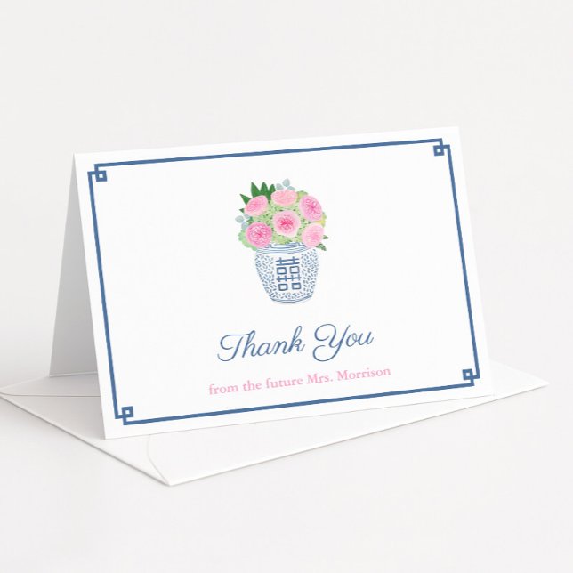 Cartão De Agradecimento Pote de Rosas Préppy para Chá de Panela Personaliz (Chinoiserie chic pink and navy blue thank you card design with hot pink roses in ginger jar)