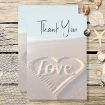 Cartão De Agradecimento Praia Moderna com Casamento de Estilo de Vela do C<br><div class="desc">Este design de cartões de agradecimentos de casamento apresenta um coração único com a palavra amor gravado na areia de uma praia com a maré suave e o céu azul ao fundo. A frente tem uma aparência de velum. Tão único! É parte da Praia Moderna com a Suíte de Casamento...</div>