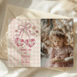 Cartão De Agradecimento Primeiro aniversario de coquete do Arco rosa-claro<br><div class="desc">Capture e compartilhe a alegria do primeiro aniversário da sua menina com o nosso adorável Cartões de agradecimentos de primeiro aniversario de Coquetes de Arco Rosa-Foca-Rosa. Esta carta personalizada é a forma perfeita de expressar gratidão aos seus convidados enquanto aprecia as memórias de precioso feitas durante a celebração. Personalizável com...</div>
