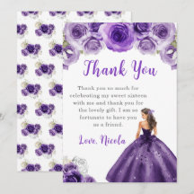 Princesa num vestido roxo escuro Doce 16 Obrigado