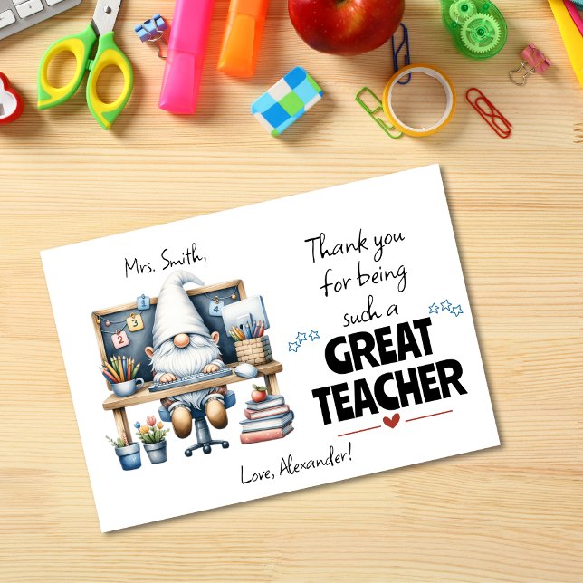 Cartão De Agradecimento Professora Apreciação Escola Gnome (Teacher Appreciation Gnome School Desk Thank You Card)