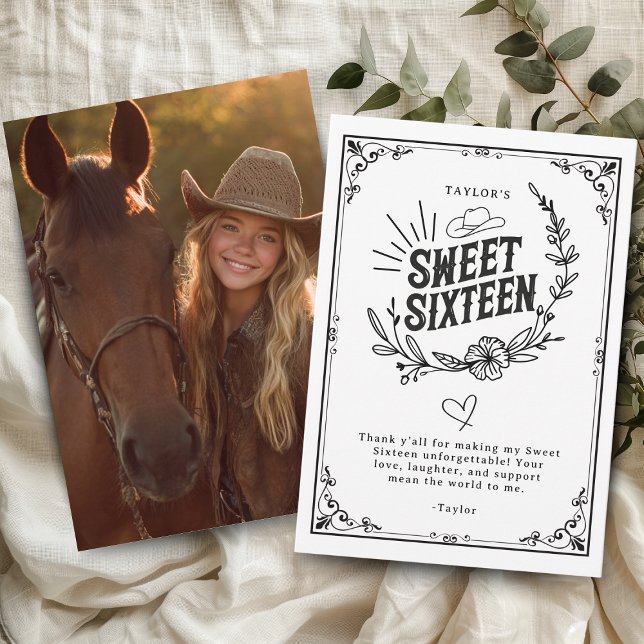 Cartão De Agradecimento Rapariga Rústica, Negra e Branca, 16 Foto (Rustic western sweet sixteen thank-you card with cowgirl photo and floral cowboy hat design.)