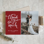 Cartão De Agradecimento Red Hand - Letra Photo Wedding<br><div class="desc">Dê obrigados à família e aos amigos por fazerem parte do seu casamento com este obrigado rústico,  seu cartão plano com caligrafia moderna e padrão floral com fundo vermelho. Outras cores estão disponíveis.</div>