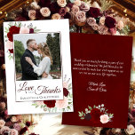 Cartão De Agradecimento Rosas Vermelhas e Rosa Apaixonadas e Obrigados Not<br><div class="desc">Estes belos cartões de casamento, obrigado, apresentam um design floral floral bócio rústico com sua foto cercada por rosas de aquarela pintados à mão em tons de burgundy, vermelho e rosa pincel, juntamente com folhas de eucalipto e verde espalhados. A legenda diz: Amor e Obrigados, com seus nomes abaixo. As...</div>