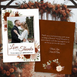 Cartão De Agradecimento Rust Orange Rosas Amor Obrigados Casamento Foto e<br><div class="desc">Este belo casamento bócio rústico, obrigado cartas, apresentam sua foto cercada por laranja roxa pintada manualmente, pêssego coral, rosas coloridas com números queimados, juntamente com folhas de eucalipto e folhagem de outono ou outono espalhadas por nós. A legenda diz: Amor e Obrigados, com seus nomes abaixo. O verso tem espaço...</div>