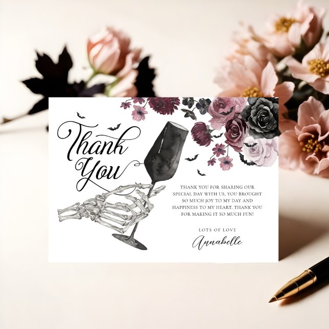 Cartão De Agradecimento Saúde para Amar o Skeleton Palavra Gótica Floral (Cheers to Love Skeleton Hand Floral Gothic Bridal Thank You Card)