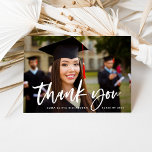 Cartão De Agradecimento Script casual e Foto de Graduação<br><div class="desc">Este cartões de agradecimentos de graduação moderno e na moda apresenta sua foto na frente,  com uma sobreposição de tipografia casual de scripts escritos à mão,  e um ponto para uma mensagem pessoal em preto e branco no verso.</div>