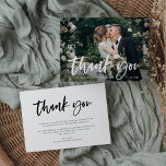 Cartão De Agradecimento Script e foto casuais | Casamento<br><div class="desc">Este cartões de agradecimentos de casamento moderno e na moda apresenta sua foto de casamento na frente,  com uma sobreposição de tipografia casual de script escrito à mão,  e um lugar para uma mensagem pessoal em preto e branco no verso.</div>