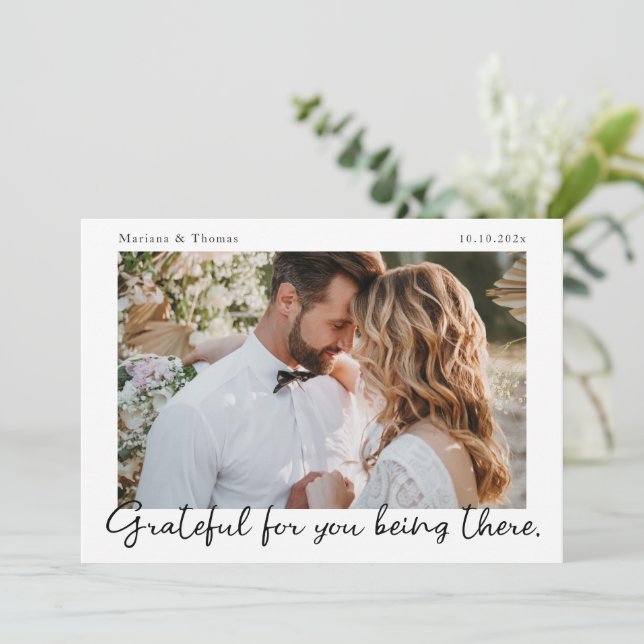 Cartão De Agradecimento Script Modern Wedding Photo Thank You Card (Em pé/Frente)