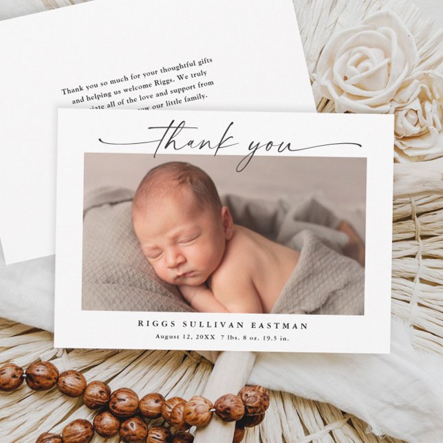 Cartão De Agradecimento Script Simples Foto Horizontal Bebê (Elegant black and white script calligraphy horizontal baby thank you card announcement.)