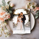 Cartão De Agradecimento simples script preto recém-casados foto de casamen<br><div class="desc">Mostre seu apreço aos seus entes queridos com este roteiro, cartões de agradecimentos personalizado de casamento. Este cartão mostra uma bela foto de casamento e uma mensagem sincera que você pode personalizar. Quer você queira obrigado de seus convidados para comparecer ao seu casamento, enviar um presente, ou fazer parte de...</div>