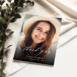 Cartão De Agradecimento Sobreposição de Script Elegante Simples Dois Gradu<br><div class="desc">Expresse sua gratidão com nosso Simples Cartões de agradecimentos de Graduação de Duas Fotografias do Script Elegante. Esta bela placa apresenta uma camada simples, mas elegante, de script de caligrafia com duas fotos de formando. Perfeito por mostrar seu apreço aos amigos e à família que se formaram ou o apoiaram...</div>