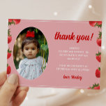 Cartão De Agradecimento Strawberry Berry Primeiro Aniversário Foto Retroat<br><div class="desc">Diga obrigados ao seu convidado no estilo retrô! Este design apresenta um padrão de morango divertido em fundo rosa. Perfeito para os temas de aniversário de morango ou de baga primeiro na primavera e no verão. A foto e o texto de modelo é fácil de personalizar e é um belo...</div>