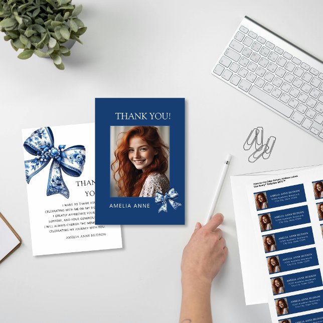 Cartão De Agradecimento Stylish Trendy Blue Bows Graduation Photo (Criador carregado)