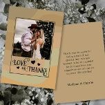 Cartão De Agradecimento Terra Retro Insuga Foto de Casamento de Obrigados<br><div class="desc">Estas cartas de agradecimento de vocês apresentam um design com sua foto em um fundo de listras em tons de terra neutros de bronzeado, esticado e verde de sábio. A legenda é escrita em rico em caracteres de blocos com enrolados, corações, e balanços e lê: Amor e Obrigados. O verso...</div>