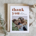 Cartão De Agradecimento Terracotta Retro Typografia Foto Moderna Casamento<br><div class="desc">Envie uma apreciação sincera com nosso cartões de agradecimentos personalizável de casamento fotográfico, projetado para misturar lindamente a tipografia ousada retrógrada com um elegante roteiro manuscrito. Este cartão oferece uma forma única e na moda para expressar sua gratidão aos convidados que celebraram seu dia especial. Personalize o cartão com seus...</div>