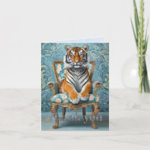 Tigre sentado em uma cadeira antiga 