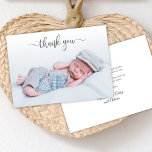 Cartão De Agradecimento Tipografia Elegante Foto De Bebê Recém-Nascido Obr<br><div class="desc">Simples E Moderno Script De Caligrafia Elegante Foto Para O Bebê Recém-Nascido Obrigado Cartão De Anúncio De Nascimento. Apresenta um belo texto de "obrigado" num guião de letra de tipo preta de caligrafia manuscrito na cinza. Mensagem pessoal pré-feita no verso em preto e branco. Excelente para o obrigado do chá...</div>