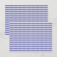 Um céu azul vívido com nuvens brancas espalhadas.