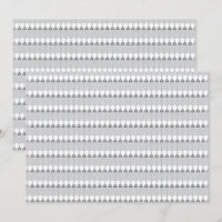 Uma cordilheira coberta de neve sob um azul claro