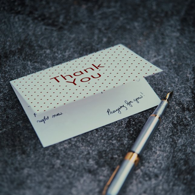 Cartão De Agradecimento Vermelho em Bolinhas brancas (Lifestyle in situ)