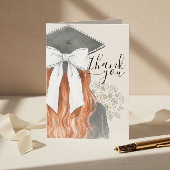Cartão De Agradecimento Whimsical Graduation Cap with Bow & Pearls Script (Whimsical Graduation Cap with Bow & Pearls Script Thank You Card)