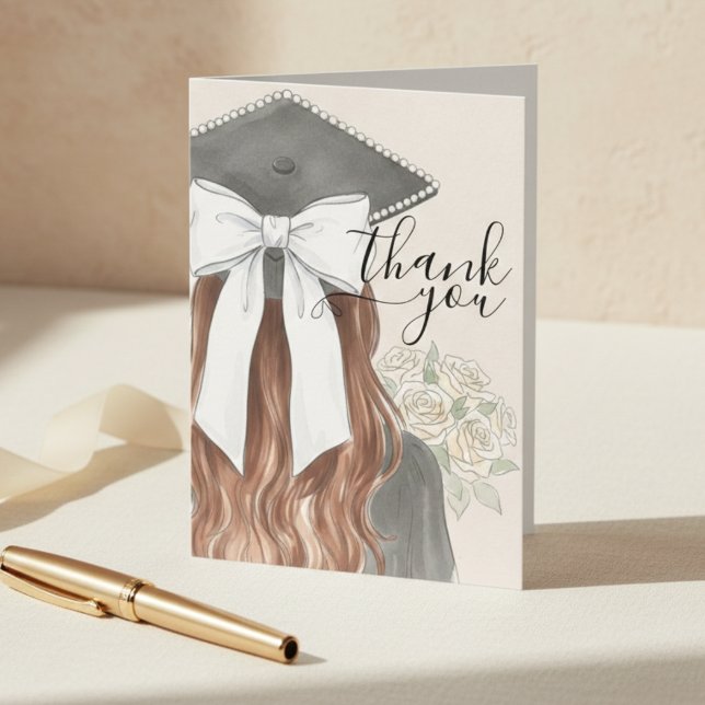 Cartão De Agradecimento Whimsical Graduation Cap with Bow & Pearls Script (Whimsical Graduation Cap with Bow & Pearls Script Thank You Card)
