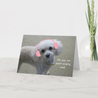 Cartão de aniversário branco da caniche pelo foco