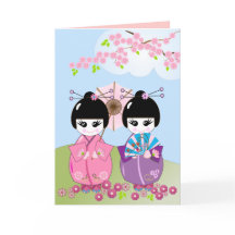 Cartão de aniversário com bonecas japonesas e flor