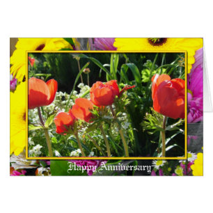 Cartão de aniversário com flores de jardim vermelh