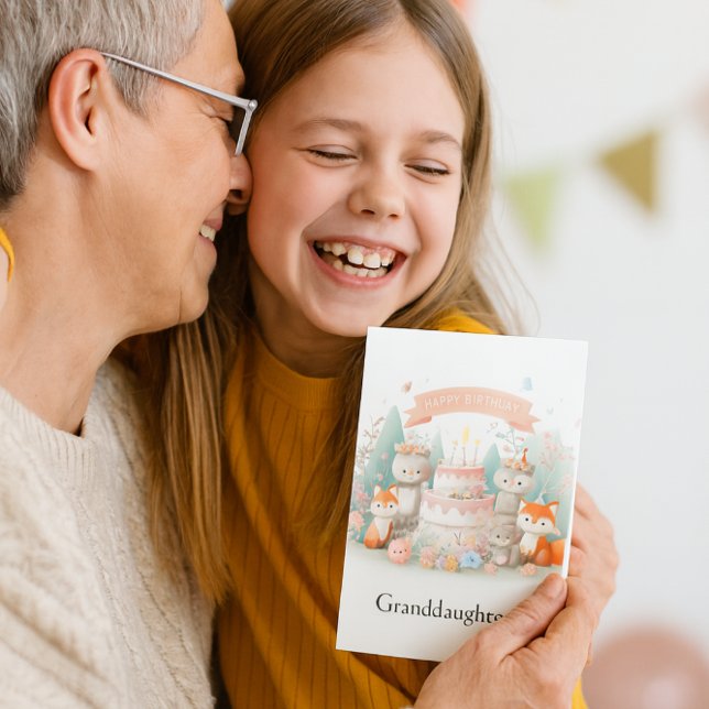 Cartão de Aniversário da Netos Animais da Floresta (Delight your granddaughter with this cute woodland animal birthday card with an inside greeting.)