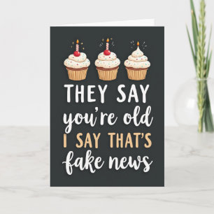 Cartão de Aniversário de Cupcake Fake News