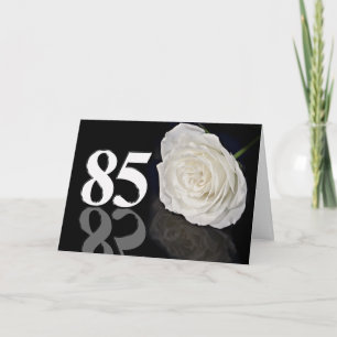 Cartão de aniversário do 85º com uma rosa branc