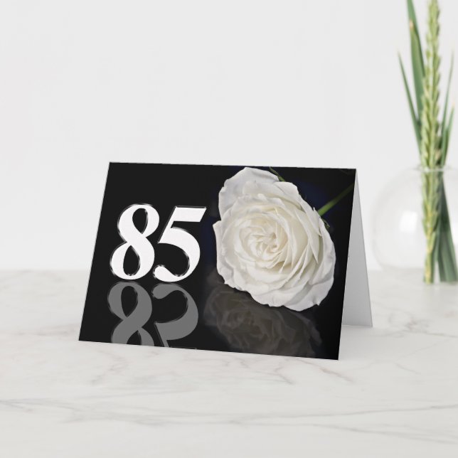 Cartão de aniversário do 85º com uma rosa branca c (Frente)