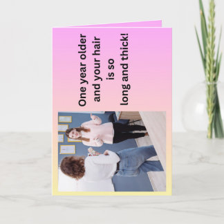 Cartão de aniversário sobre o cabelo do queixo