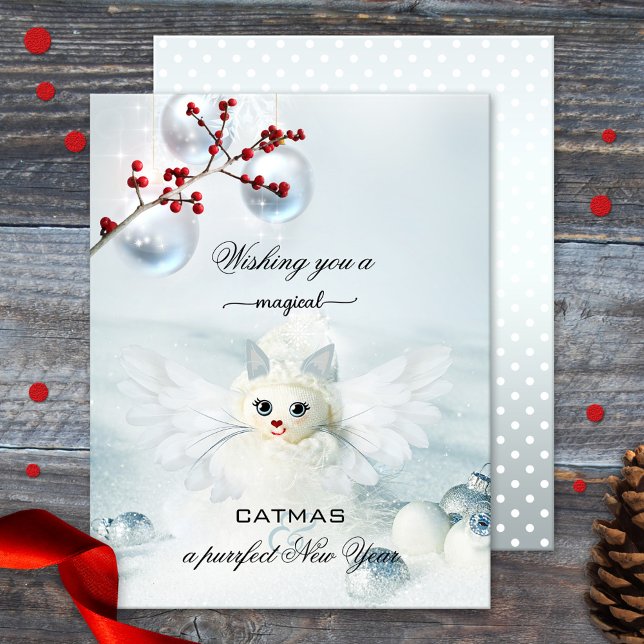 Cartão de Ano Novo Encantado para o Angel (Christmas and New Year holiday card featuring a funny cat angel with Christmas balls in dream snow)
