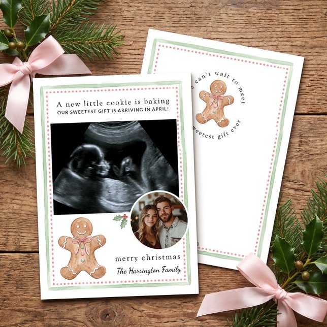 Cartão de Anúncio de Bebê de Natal com Biscoito de (Gingerbread Cookie Holiday Pregnancy Announcement Christmas Card by Darling & May)