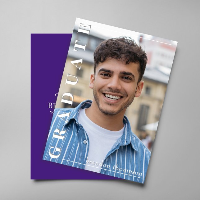 Cartão de Anúncio de Festa de Formatura Roxo Cláss (Elegant purple graduation card with laurel wreath and cap design)