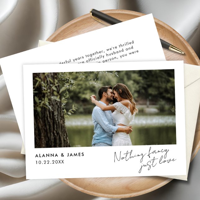 Cartão de Anúncio de Foto Moderno Minimalista (Modern wedding announcement card with couple photo and elegant script text.)