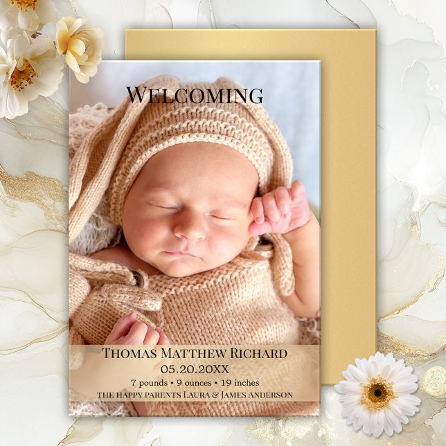 Cartão de Anúncio de Foto para Bebê Dourado Modern (Elegant birth announcement card featuring a photo of your baby with a soft gold stylized overlay)