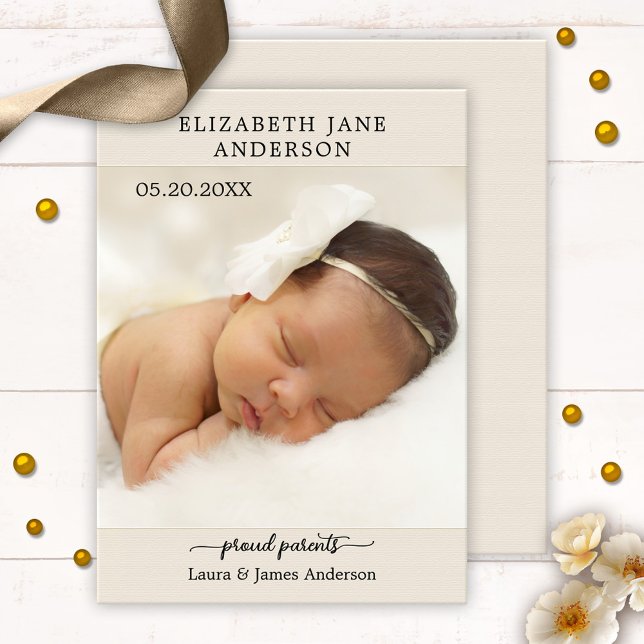 Cartão de Anúncio de Nascimento de Foto Bebê do Sc (Baby birth announcement card featuring a photo of your baby framed by a simple beige burlap design)