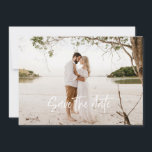 Cartão de Anúncio de Noivado com Foto de Salvar a<br><div class="desc">Nossos cartões de anúncio de noivado com foto de salvar a data são uma maneira minimalista e elegante de informar seus amigos e familiares sobre o seu casamento próximo.</div>