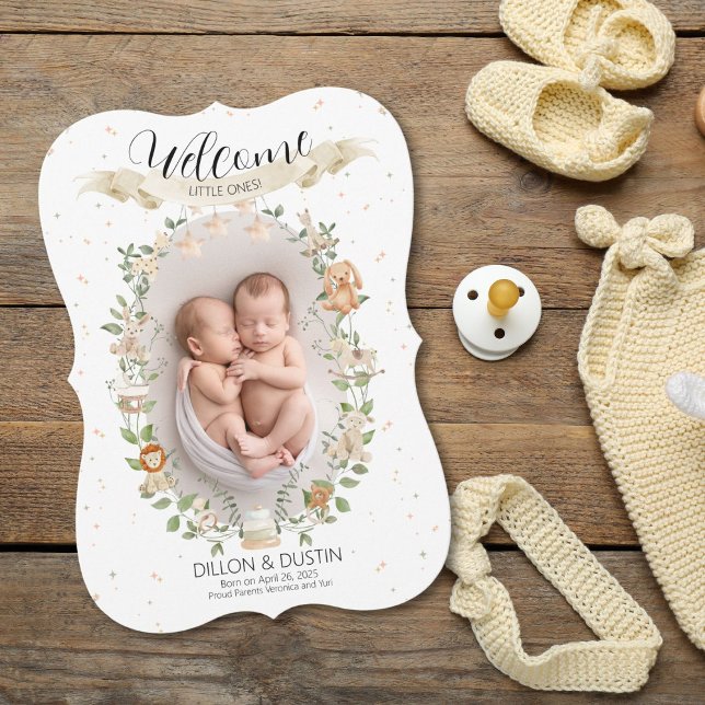 Cartão de Anúncio de Um Nascimento de Boas-Vindas (Elegant birth announcement card with greenery, baby toys, gender-neutral design, and personalization)