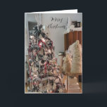 Cartão de Árvore de Natal Elegante Designer<br><div class="desc">Um belo decorado à árvore de Natal dos 90,  com brilho e brilho. Cercados por árvores de Natal peludas brancas e decorações elegantes de férias. Um quarto para uma revista.</div>